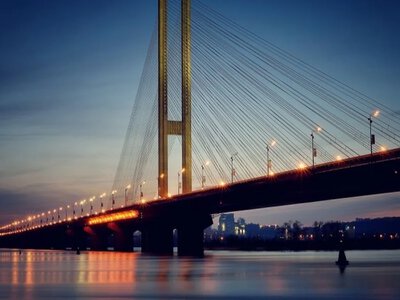 Рух Південним мостом у столиці закрили після обстрілу: коли очікувати відновлення