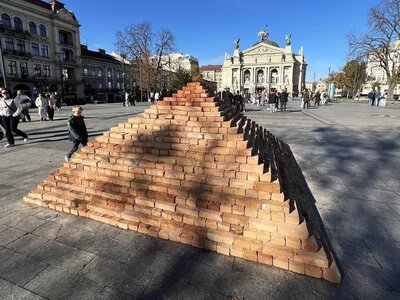 У Львові збудували «Говерлу» з цегли: містяни висміяли гору біля Оперного театру