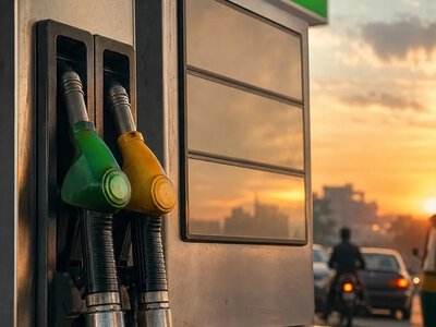 Уряд Пакистану знизив ціну бензину на 3,19 рупії за літр — Dawn