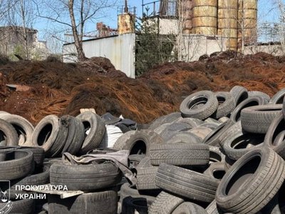 У Києві підприємство без дозволів спалювало автомобільні шини: площа забруднення перевищує 1000 кв.м
