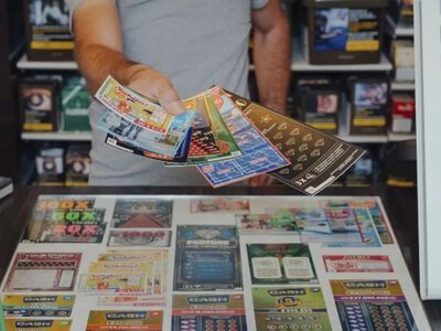 Подружжя виграло $15 млн у лотерею: після отримання грошей втратило майже $10 млн