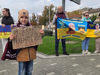 У Миколаєві вітали звільненого з полону воїна: його дружина брала участь в акції
