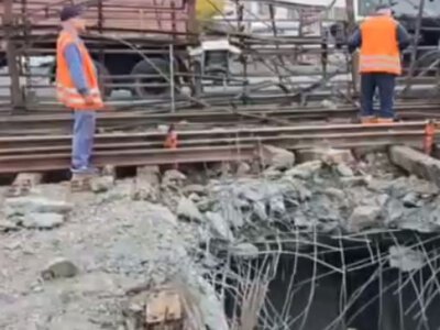 Величезна вирва від балістики: як виглядає пошкоджений Південний міст у Києві