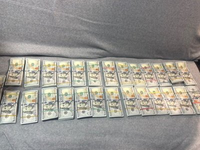 Понад 270 тисяч доларів у шкарпетках: на Одещині викрили незвичайну спробу вивезти валюту