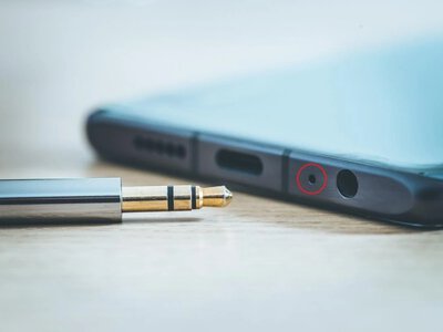 Навіщо потрібен крихітний отвір біля роз'єму для зарядки: секрет смартфона