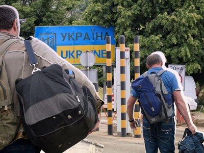 Виїзд за кордон під час воєнного стану: кому дозволено та які документи перевірять