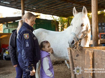 Поліція Закарпаття організувала сеанси іпотерапії для ветеранів та їхніх родин