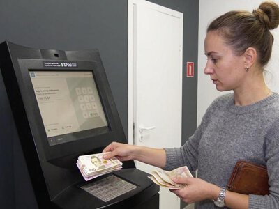 Перекази на картку від родичів можуть обкласти податком: кому загрожують 5% та військовий збір
