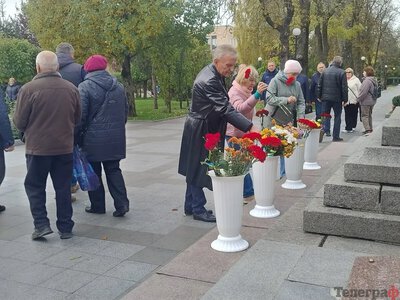 У Кременчуці міська влада та ветерани поклали квіти до пам’ятника Воїну-визволителю