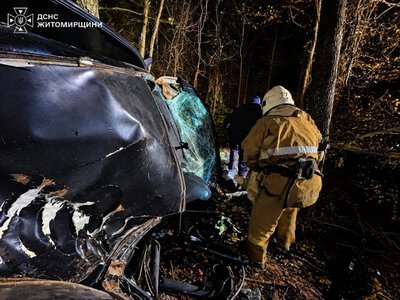 Рятувальники деблокували тіло загиблої з понівеченого внаслідок дорожньо-транспортної пригоди легковика