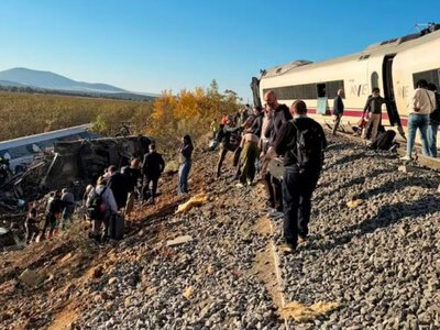 ​В Іспанії зіткнулися два швидкісні потяги: є повідомлення про численних постраждалих