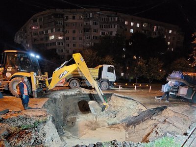 Дощі ускладнили ремонт водогону в Одесі: комунальники працюють безперервно