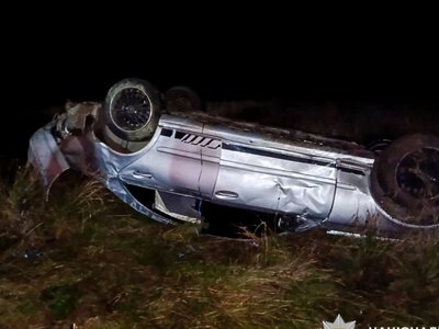 На Рівненщині автомобіль зіткнувся з підводою та перекинувся на дах