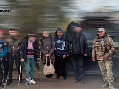 Військові 102 бригади евакуювали сімох жителів Берислава