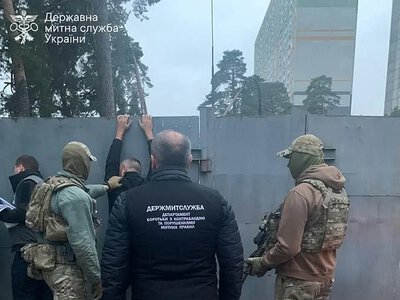 Батько та син продавали автомобілі, ввезені для ЗСУ під виглядом гуманітарної допомоги: вилучили 49 машин
