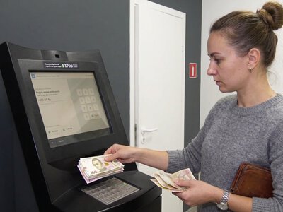 Перекази родичам можуть обкладати податком 5%: кому доведеться платити
