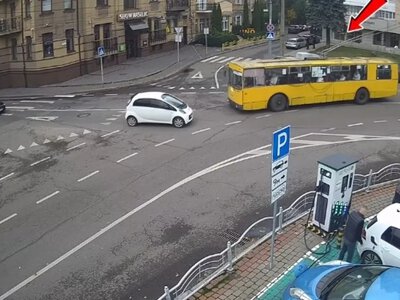 У Луцьку на перехресті зіткнулися тролейбус і Citroen