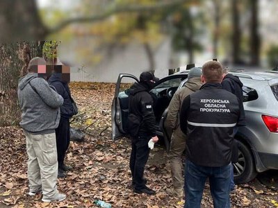 На Херсонщині викрили керівника благодійного фонду, який наживався на авто для ЗСУ