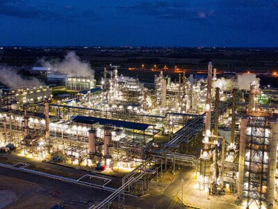 Нафтові ціни підскочили після атаки на один із найбільших НПЗ у світі