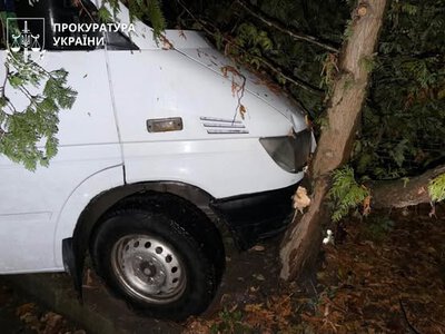 Викрала мікроавтобус з-під лікарні та врізалася в дерево: у Франківську повідомили про підозру 23-річній нетверезій жительці Тисмениччини
