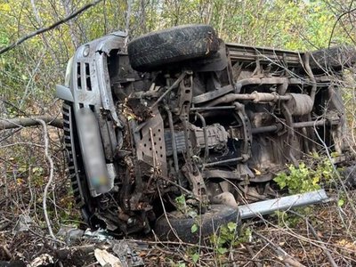 На Миколаївщині злетів у кювет і перекинувся кросовер, пасажир у лікарні (ФОТО)