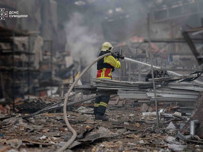 РФ вдарила по складу в Сумах: виникла пожежа, є поранений