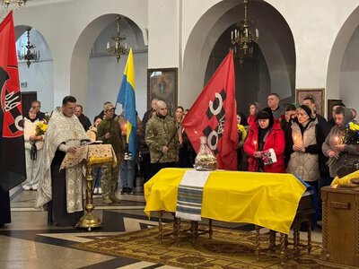 На вічний спочинок у Рівному провели полеглого Захисника Руслана Ликова