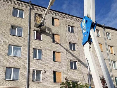 У Глухові закривають пошкоджені вікна в багатоповерхівках, щоб зберегти тепло взимку
