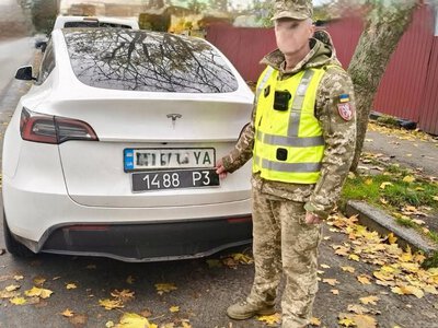 У Хмельницькому сапер ЗСУ поставив на власну Tesla військові номери, щоб уникати штрафів за швидкість, – ВСП