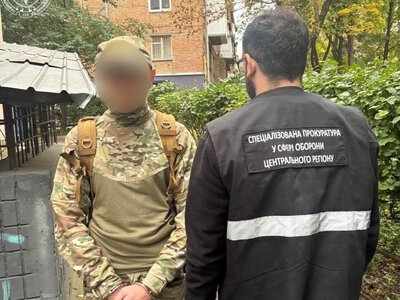У Києві двох військових підозрюють у допомозі із СЗЧ та схемі зняття з військового обліку за $30 тис.