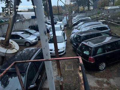 Ввезли під виглядом гуманітарки для ЗСУ автомобілі і продавали їх на землі Міноборони: на Київщині затримали батька та сина
