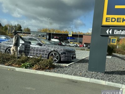 Біля кордону з Чехією помітили ймовірний прототип оновленого BMW M5 у камуфляжі. Фото