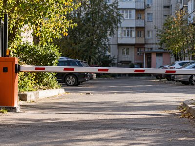 Що робити, якщо у дворі незаконно встановили шлагбаум або обмежили проїзд