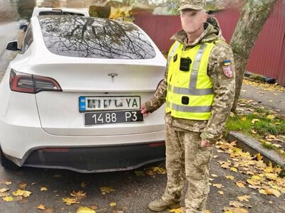 Tesla з військовими номерами у Хмельницькому: проведено перевірку обставин
