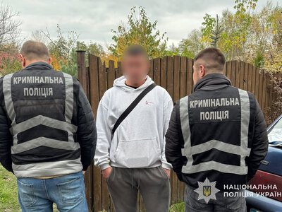 У Конотопі в оселі 28-річного чоловіка знайшли речовини, схожі на канабіс