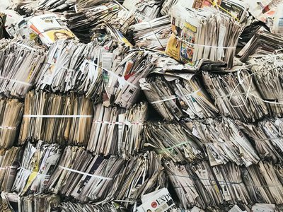 Старі газети та коробки можуть принести гроші: скільки платять за кілограм макулатури