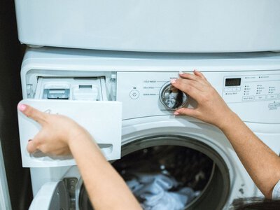 Точно не 40 градусів: ось за якої температури потрібно прати повсякденний одяг