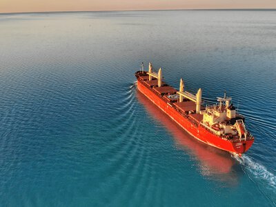 росія вперше з липня дозволила суднам із зерном вийти з Азовського моря — Bloomberg