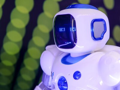 Chery представила гуманоїдного робота MoBo, який нагадуватиме про ліки та розважатиме дітей