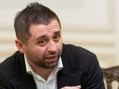 «Арахамія політично зайняв простір, який звільнив Єрмак»: як голова «Слуги народу» сам себе хвалив у Telegram-чатах, – «Слідство-Інфо» (ВІДЕО)