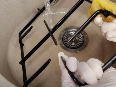Не витрачайте гроші на дорогу хімію: як відмити решітку газової плити від застарілого жиру