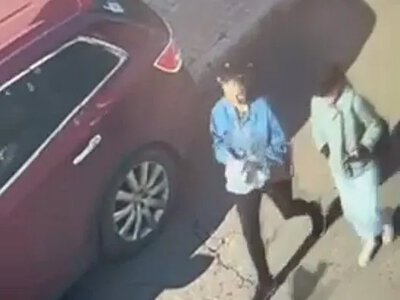 У Миколаєві двоє перехожих забрали дитячий комбінезон, який щойно випав із вікна (відео)