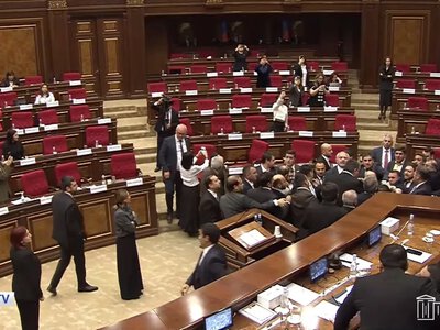 Масова бійка у парламенті Вірменії потрапила у прямий ефір