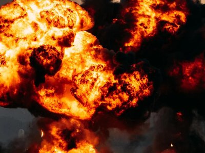 Потужні вибухи та масштабні пожежі: в окупованому Луганську атаковано інфраструктуру «Лугакому»