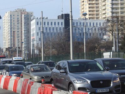 Київ застряг у заторах — де найважче проїхати та скільки просять за таксі