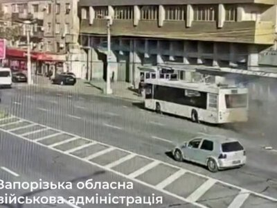 Росіяни вдарили FPV-дронами по муніципальному автобусу та маршрутці в Запоріжжі (оновлено)