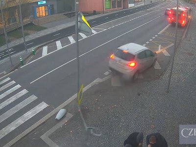 П’яний водій у чеській Ждярі ледь не збив пішоходів і врізався в автобус