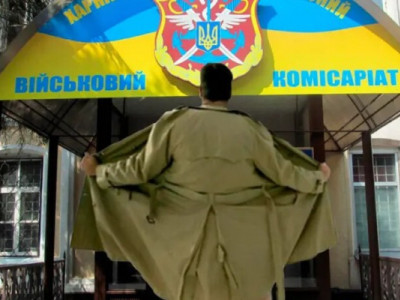 Українець змінив стать на жіночу й хотів знятися з військового обліку: що вирішив суд