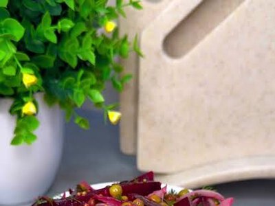 Оселедець із буряком та червоною цибулею: маринована закуска, яка смакує вже наступного дня