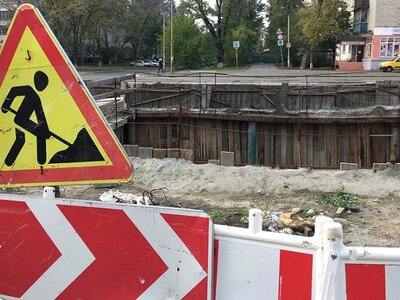 У Києві авто провалилося під землю через прорив труби